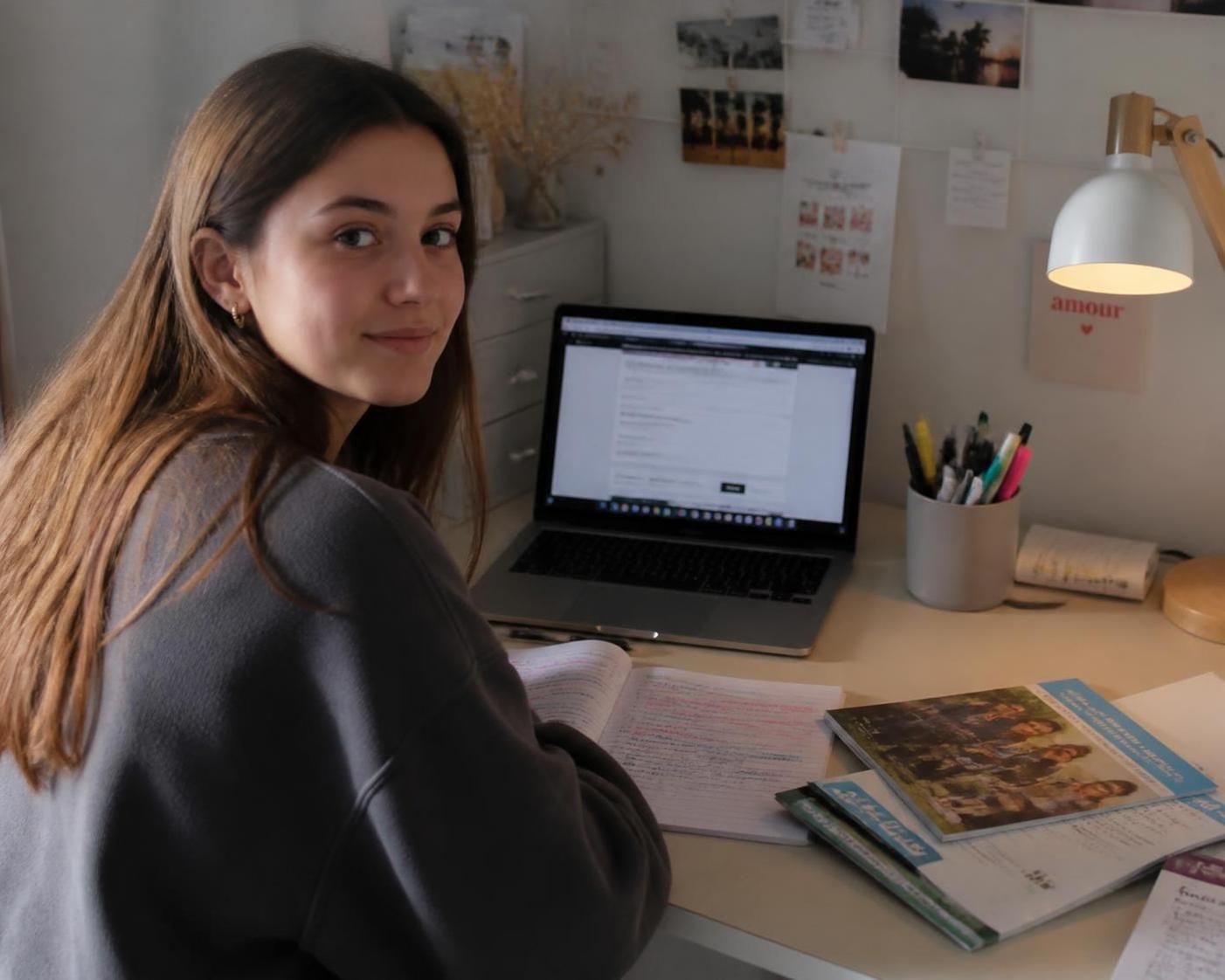 découvre la méthode efficace pour rédiger une lettre de motivation parcoursup qui te permettra de te démarquer et maximiser tes chances d'admission.